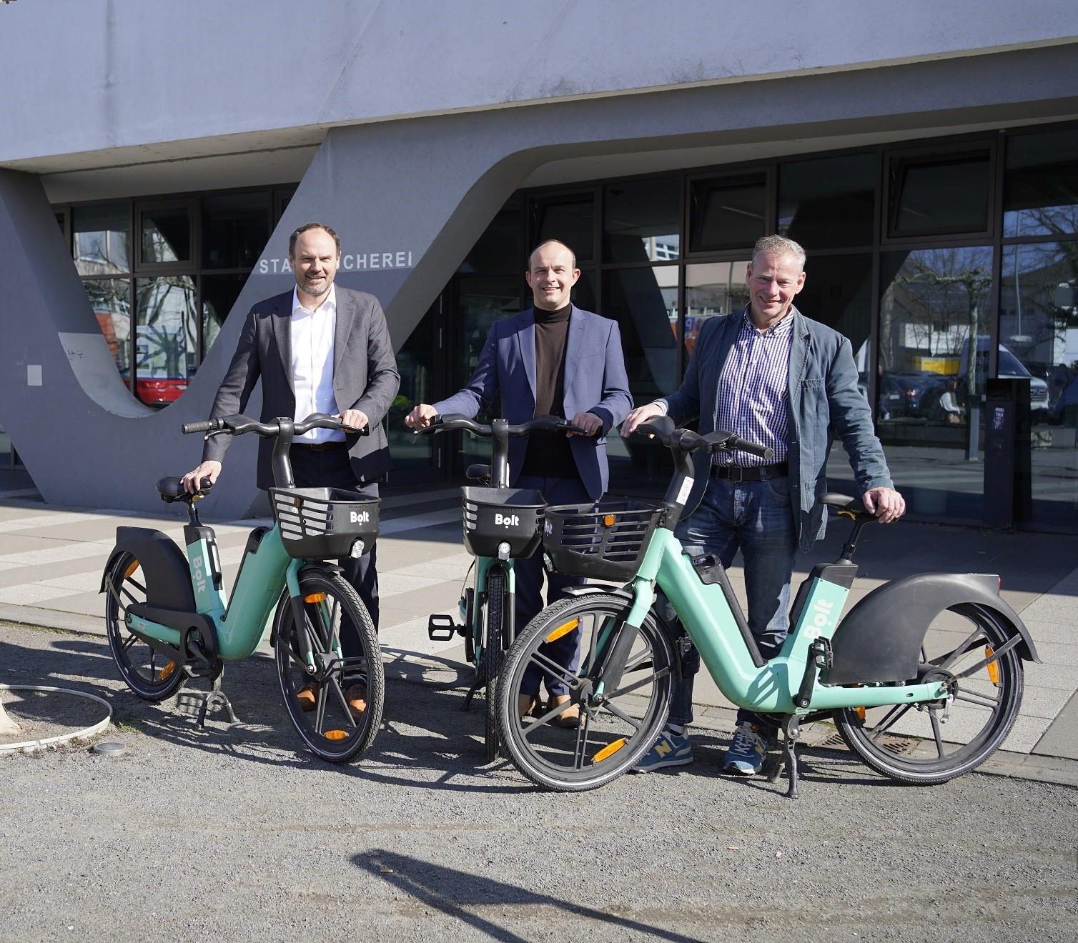 E-Bike_Pilot - Mit dem Leihfahrrad von Bolt zwischen Weiterstadt und Darmstadt fahren: Weiterstadts Bürgermeister Ralf Möller (r.), erster Kreisbeigeordneter des Landkreises Darmstadt-Dieburg Lutz Köhler und HEAG mobilo-Geschäftsführer Arne Rath (l.) zum Start des Pilotprojekts. Foto: Pressestelle Weiterstadt