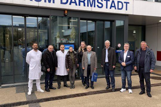 Zweiter von links: Medizinischer Geschäftsführer Dr. Jörg Noetzel, dritter von links Jochen Partsch, Vorsitzender von PDUM Partnerschaft Deutschland-Ukraine/Moldova e. V.. Foto: Klinikum Darmstadt
