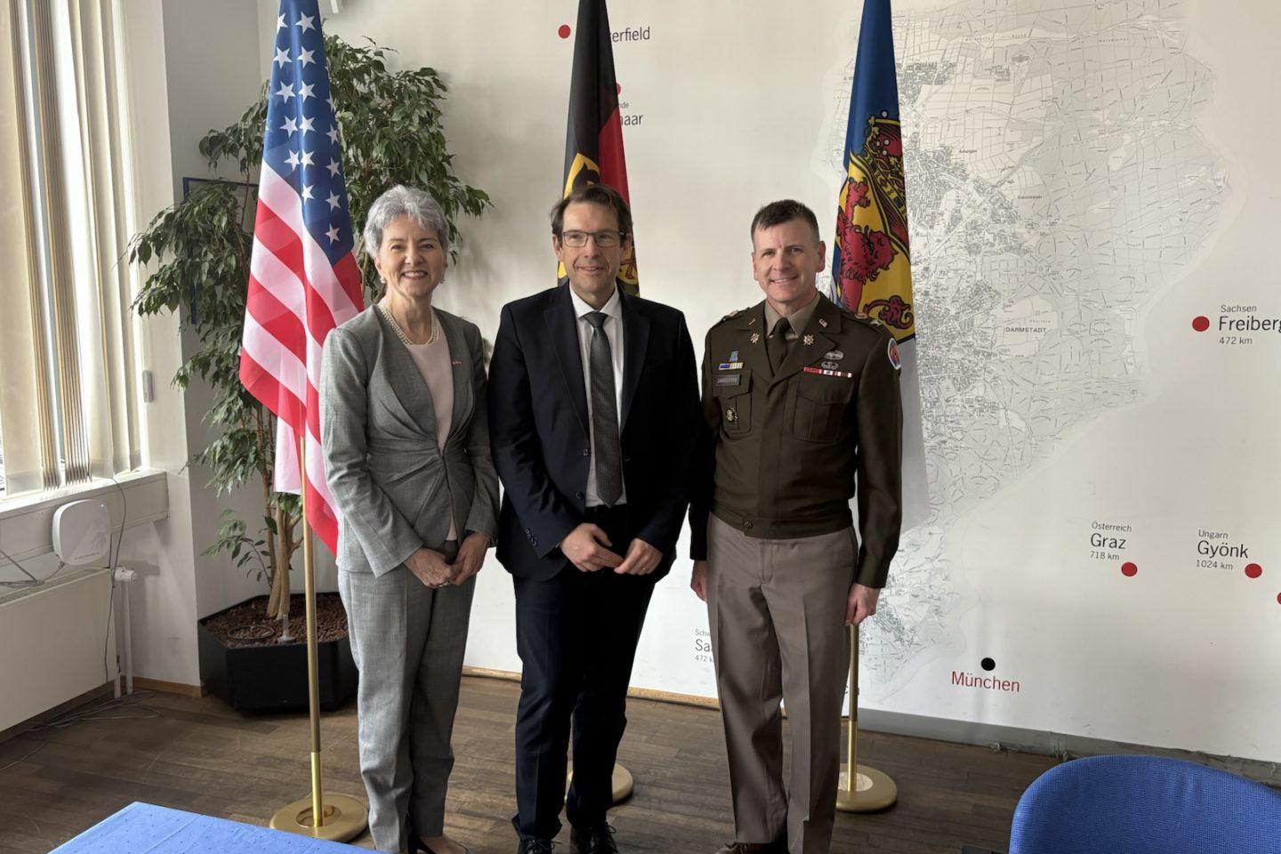 Gedenkveranstaltung 80. Jahrestag Kriegsende in Darmstadt am 25. März 1945.Eintrag in das Goldene Buch. Foto: Wissenschaftsstadt Darmstadt