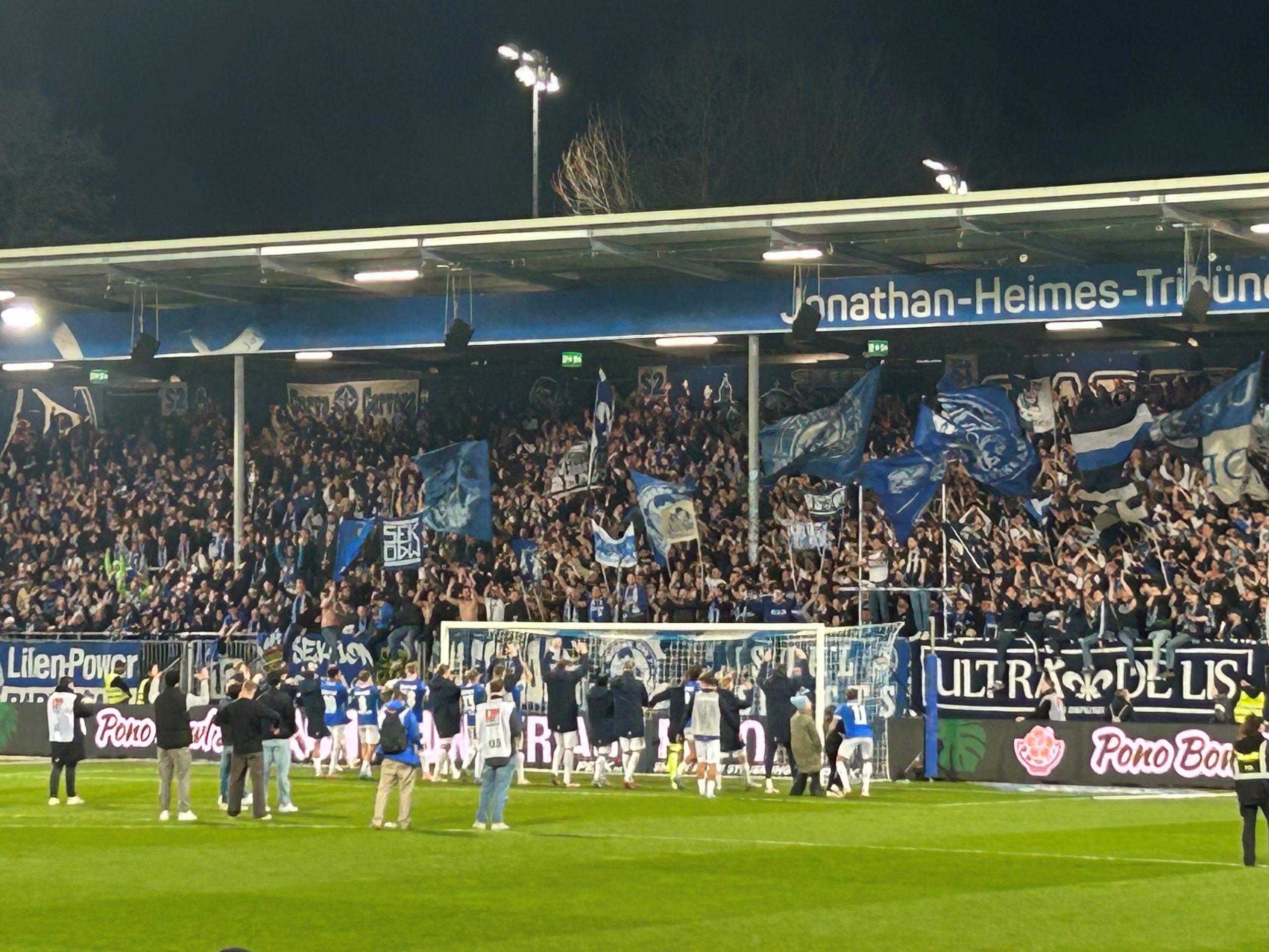 Ein ganz wichtiger Sieg am Freitagabend: Die Lilien gewinnen verdient mit 3:0 gegen den Karlsruher SC