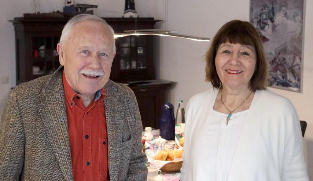 Unser Werner-Barbara Zeizinger in ihrer Wohnung in Darmstadt-Eberstadt im Gespräch mit W. Christian Schmitt. Foto: Werner Wabnitz