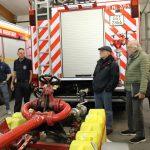 Der Erfelder Wehrführer Thomas Henzelmann und Stadtbrandinspektor Markus Kölsch zeigten Ausschussmitgliedern die vollgestellte Fahrzeughalle der Freiwilligen Feuerwehr Erfelden. Foto Stadt Riedstadt