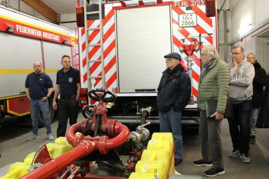 Der Erfelder Wehrführer Thomas Henzelmann und Stadtbrandinspektor Markus Kölsch zeigten Ausschussmitgliedern die vollgestellte Fahrzeughalle der Freiwilligen Feuerwehr Erfelden. Foto Stadt Riedstadt