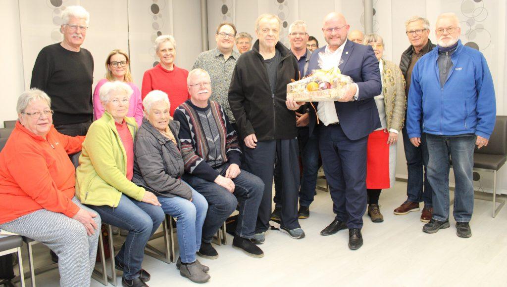 In der Sitzung des Arbeitskreises Verschwisterung überreichte Bürgermeister Marcus Kretschmann Klaus Minter einen Geschenkkorb. Foto: Stadt Riedstadt