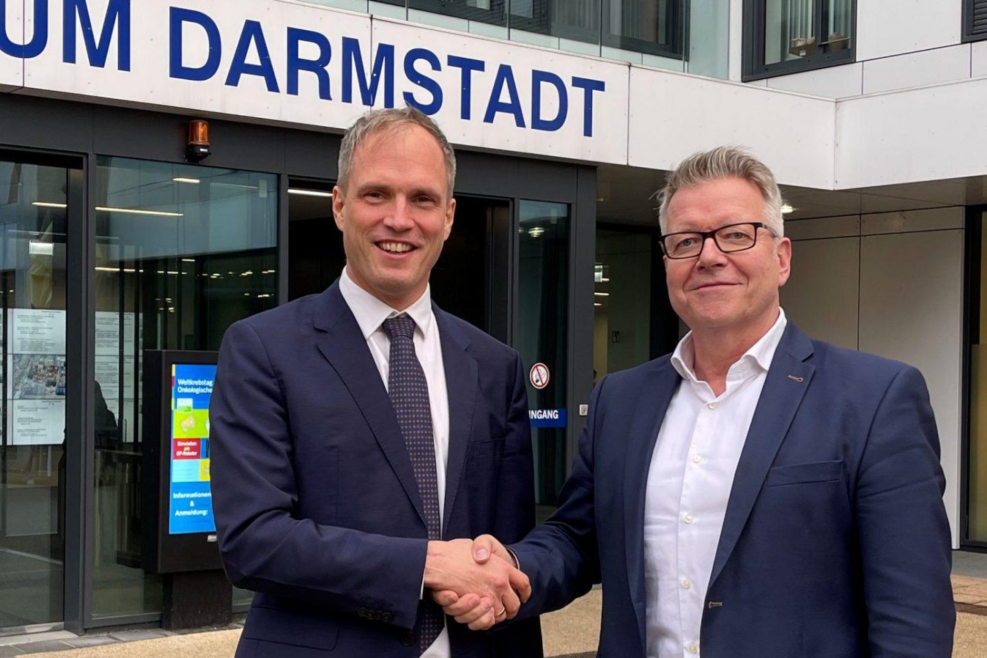 Prof. Dr. Philip Wenzel mit Geschäftsführer Dr. Jörg Noetzel. Foto: Klinikum Darmstadt
