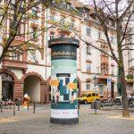 Die klassische, seit mehr als 170 Jahren bekannte Litfaßsäule erfährt eine Renaissance als Warnmultiplikator. Die Idee: Wenn bei einem langanhaltenden Stromausfall andere Kommunikationsmedien wie Mobilfunk, Internet oder Fernsehen ausfallen, kann die energieautarke Litfaßsäule 4.0 Menschen weiterhin informieren. Am Donnerstag (4.3.) nahmen das LOEWE-Zentrum emergenCITY, die Technische Universität Darmstadt und das Medienhaus Ströer den in einer gemeinsamen Forschungskooperation entstandenen Prototypen auf dem Riegerplatz in Darmstadt in Betrieb. Neben der technischen Erprobung sollen wissenschaftliche Untersuchungen im Anschluss zeigen, wie die Darmstädterinnen und Darmstädter die Warnsäule wahrnehmen. Im Bild: Installation der Säule auf dem Darmstädter Riegerplatz am 2. April 2024. Foto: Sascha Mannel