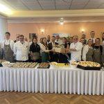 Kurz vor dem Start präsentierten alle Aktiven der Spargelgala noch einmal das unberührte Büfett. Foto: Kreisverwaltung