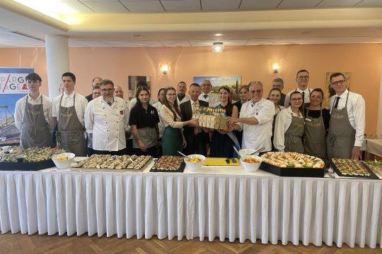 Kurz vor dem Start präsentierten alle Aktiven der Spargelgala noch einmal das unberührte Büfett. Foto: Kreisverwaltung