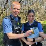 Totenkopfäffchen mit Polizeibeamtin und -beamten. Foto: Polizei Darmstadt