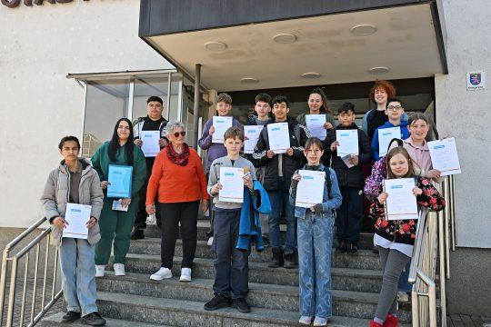 Zum Abschluss ein Gruppenfoto vor dem Stadthaus: Vierzehn Schülerinnen und Schüler nutzten im Rahmen des bundesweiten Aktionstages „Girls und Boys Day“ die Gelegenheit, Einblicke in verschiedene Berufsfelder innerhalb der Groß-Gerauer Stadtverwaltung zu bekommen. Foto: Kreisstadt Groß-Gerau/Gerd Keim