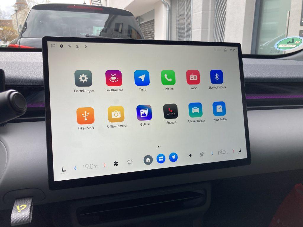 Alle Materialien sind bei beiden Modellen hochwertig, nachhaltig und sauber verarbeitet und ebenfalls beide Modelle teilen sich ein 15,4-Zoll großes HD-Display in der Mitte des Cockpits, das eine intuitive Bedienbarkeit aller wesentlichen Funktionen bietet.
