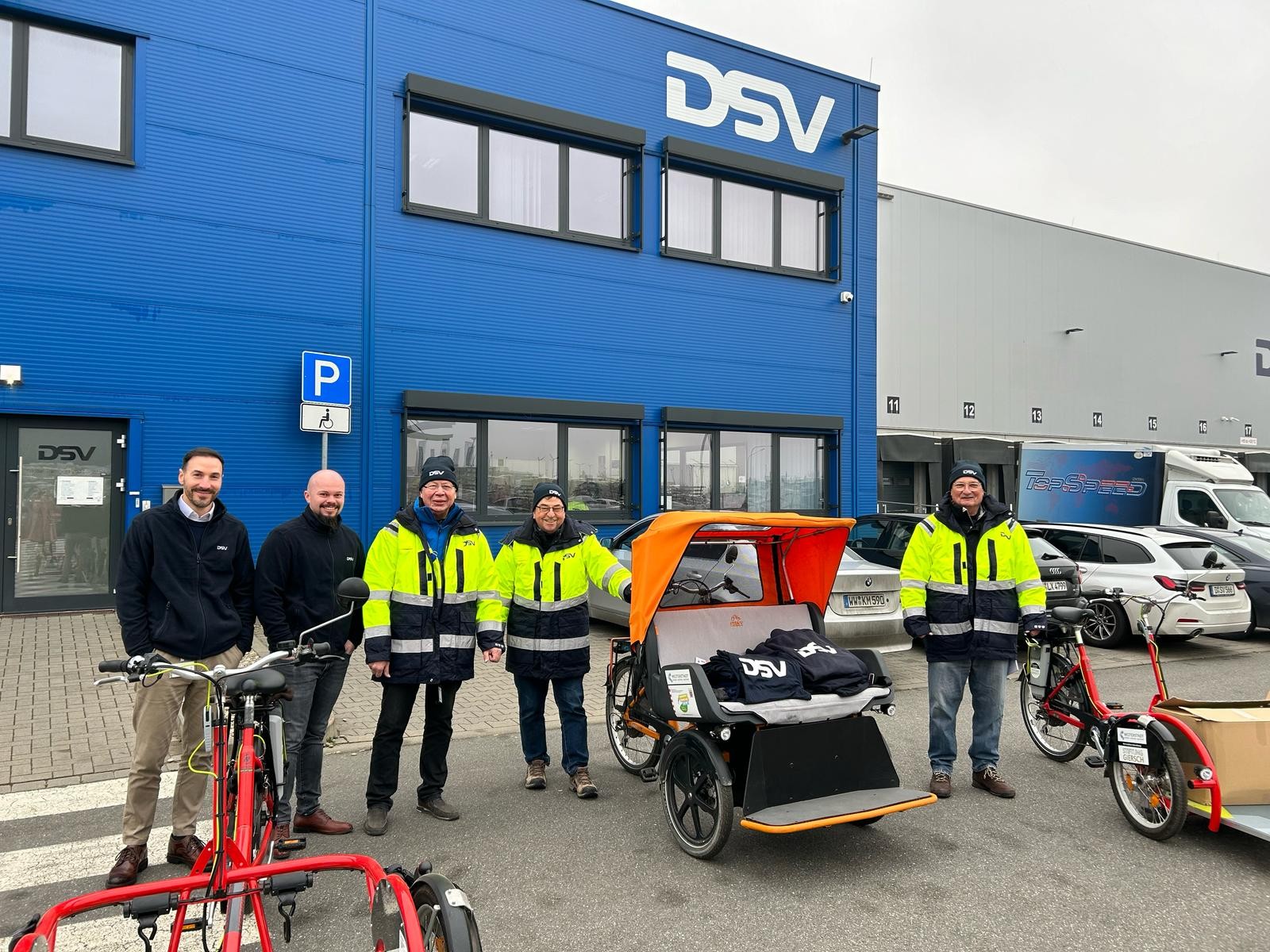 Von links nach rechts: Marc Lehrmann, Sören Schreck (beide DSV), Karl-Heinz Ziebart, Alfred Schröder, Rolf Lohmar (alle Projektgruppe Rikschatouren der Weiterstädter Ehrenamtsagentur). Foto: Pressestelle Weiterstadt