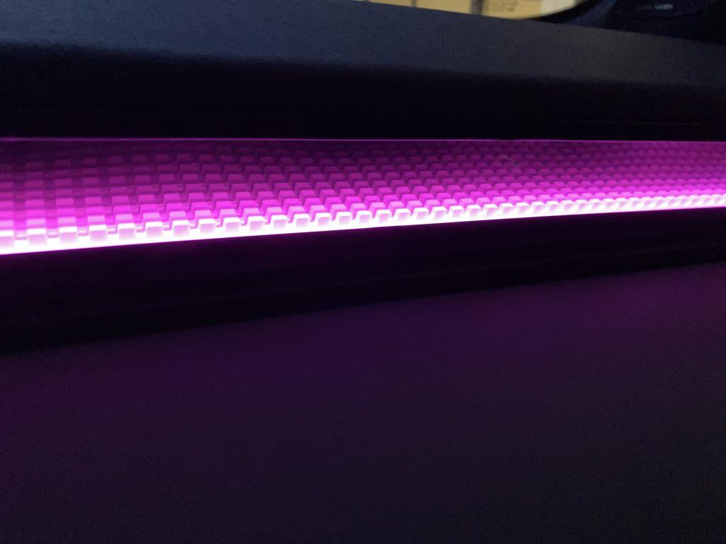 Das 3D-LED Licht im vollelektrischen 02 sorgt für eine spacige Atmosphäre im Innenraum.