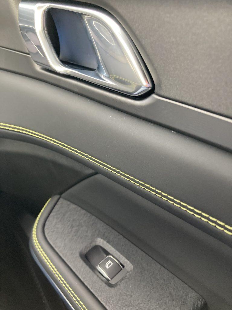 Alle Materialien sind bei beiden Modellen hochwertig, nachhaltig und sauber verarbeitet und ebenfalls beide Modelle teilen sich ein 15,4-Zoll großes HD-Display in der Mitte des Cockpits, das eine intuitive Bedienbarkeit aller wesentlichen Funktionen bietet.