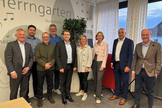 Der Vorstand des gegründeten Vereins "Gesellschaft und Polizei e.V." (v.l.n.r.): Gerhard Bereswill, früherer Frankfurter Polizeipräsident, Darmstadts Ordnungsdezernent, Stadtrat Paul Wandrey, Peter Griep, ehemaliger Bereichsleiter bei der Deutschen Bundesbank, Darmstadts früherer Bürgermeister Rafael Reißer, Oberbürgermeister Hanno Benz, Anne Baumann, Finanzvorstand SV Darmstadt 98 e.V., Amtsgerichtspräsidentin Gesine Wilke, Polizeipräsident Björn Gutzeit und Moritz Koch, Vorstand Darmstadt-Citymarketing. Foto: Wissenschaftsstadt Darmstadt