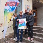 Bürgermeister Geza Krebs-Wetzl (2. v. l.) mit dem stellvertretenden Leiter des Fachbereichs Amt für Soziales, Claudius Seibert, und den Projektverantwortlichen Corina Landau (1. v. l.) und Ulla Landau (1. v. r.). Foto: Stadt Griesheim