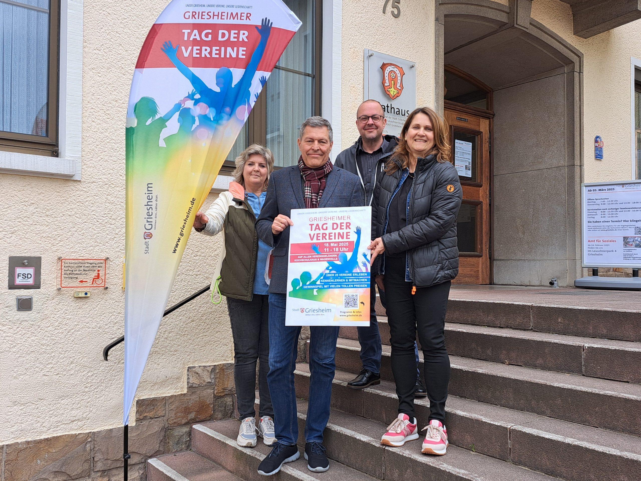Bürgermeister Geza Krebs-Wetzl (2. v. l.) mit dem stellvertretenden Leiter des Fachbereichs Amt für Soziales, Claudius Seibert, und den Projektverantwortlichen Corina Landau (1. v. l.) und Ulla Landau (1. v. r.). Foto: Stadt Griesheim