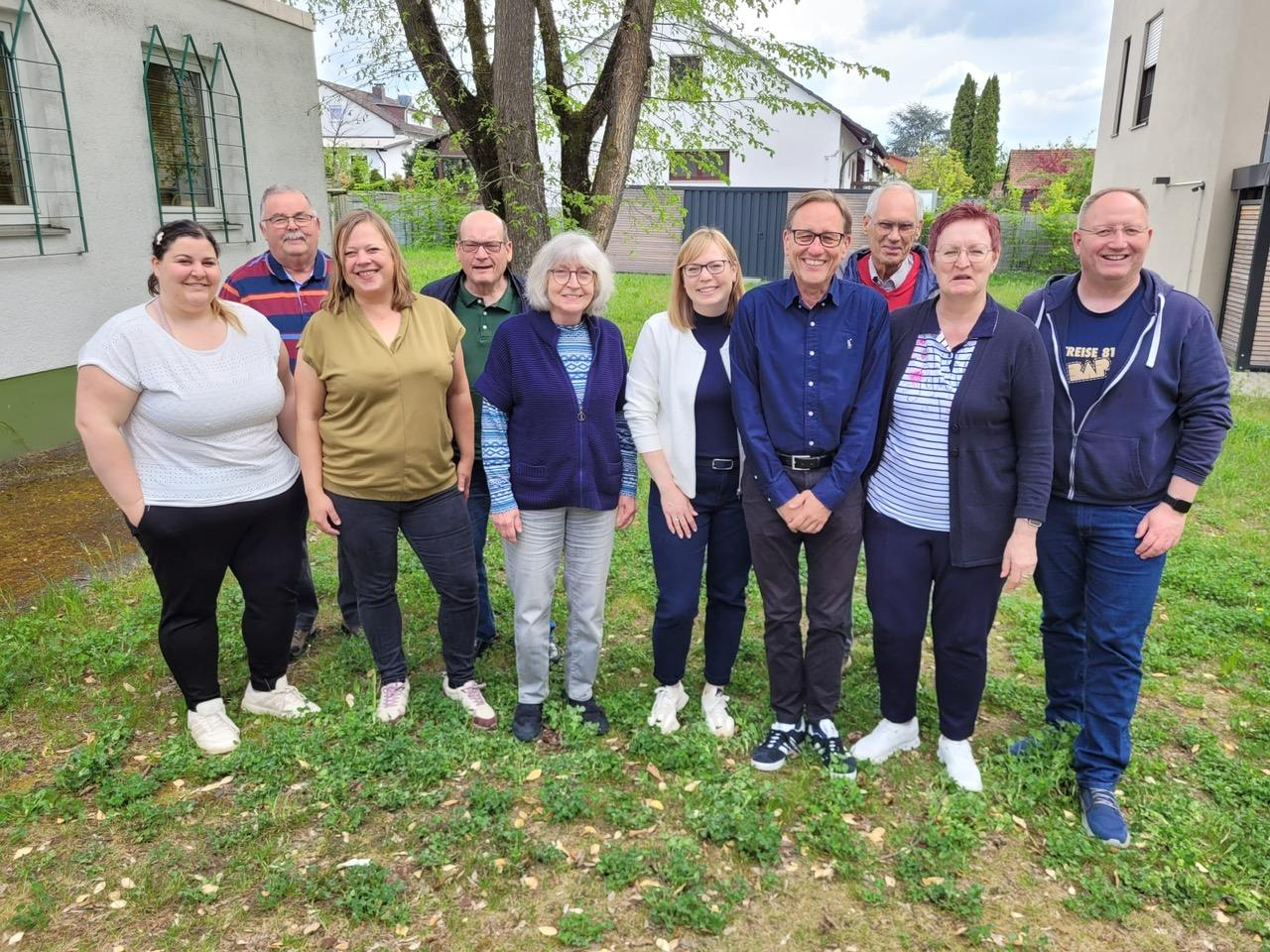 Vorstandsmitglieder und Delegierte der SPD Heimstättensiedlung nach der Jahresversammlung am 26. April 2025 (v.l.n.r.): Manuela Heinrich, Dennis Heinrich, Christina Brahm, Versammlungsleiterin und stellvertretende Vorsitzende der Darmstädter SPD, Werner Rein, Elisabeth Amann-Weinitschke, Janina Büching, Robert Pfeiffer, Dirk Nissen, Ortsvereinsvorsitzende Rita Beller, ehrenamtliche Stadträtin und Frank Horneff. Foto: Wolfgang Galsheimer
