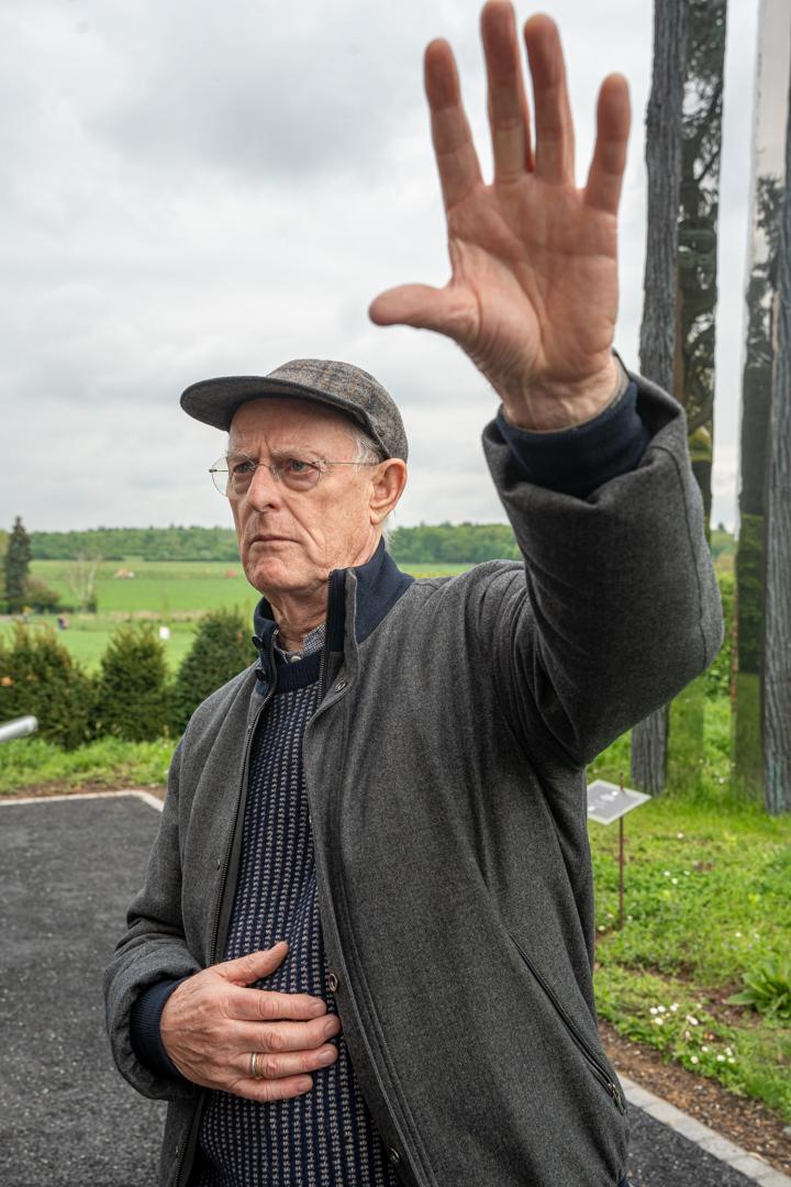 Der britische Bildhauer Tony Cragg zählt zu den bedeutendsten Vertretern der zeitgenössischen Skulptur. Seit den 1970er-Jahren erforscht er in seinem Werk das Zusammenspiel von Form, Material und Raum – oft mit einer fast organisch anmutenden Ästhetik.