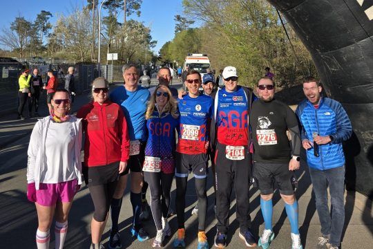 Beitragsbild: Von links nach rechts: Eva Riedel, Uli Bickert, Stefan Wendel, Angelika Scholz, Holger Scholz (dahinter), Henri Lassig, Guido Götz und Lukas Beckmann. Foto: SGA