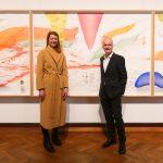 Jorinde Voigt und Martin Faass vor dem Kunstwerk im HLMD Foto: A. Ebert, HLMD Jorinde Voigt / VG Bild-Kunst, Bonn 2025