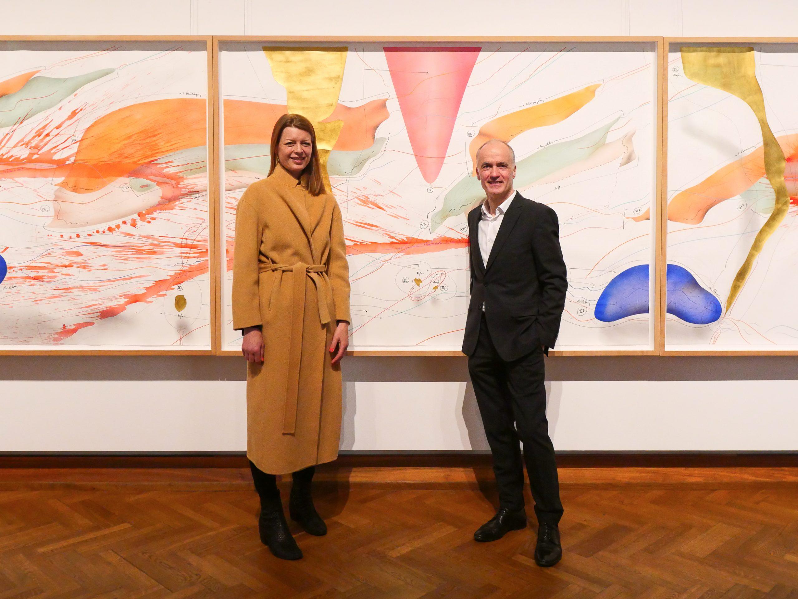 Jorinde Voigt und Martin Faass vor dem Kunstwerk im HLMD Foto: A. Ebert, HLMD Jorinde Voigt / VG Bild-Kunst, Bonn 2025