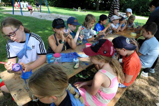 Auch Bastelangebote wie hier im letzten Jahr in Goddelau gehören zum Programm der Ferienspiele. Archivfoto: Stadt Riedstadt