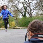Tyler fotografiert Lisbeth für ihr Porträt im Pferdchensprung. Foto: Stadt Riedstadt