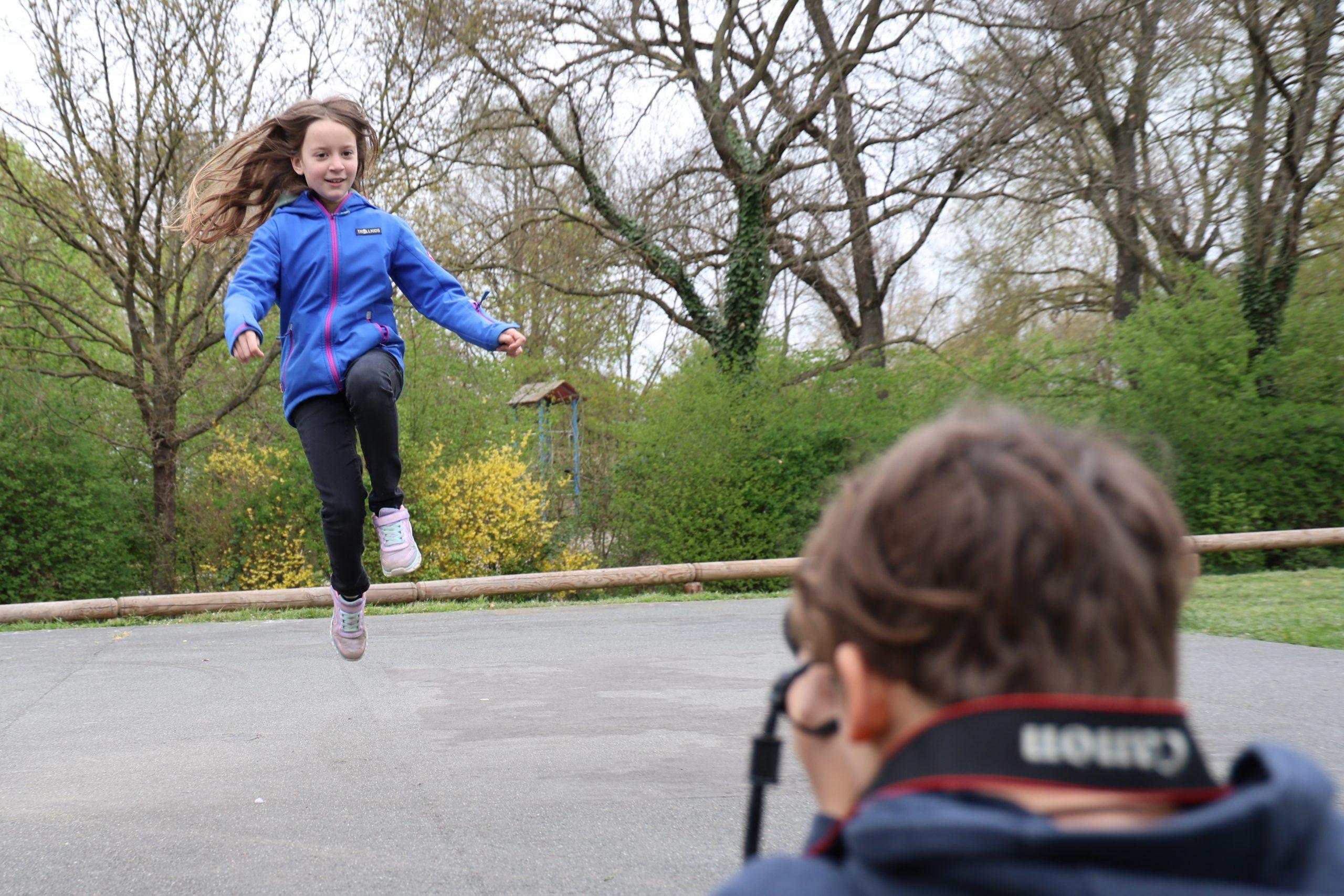 Tyler fotografiert Lisbeth für ihr Porträt im Pferdchensprung. Foto: Stadt Riedstadt