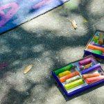 Kinder spielen kreide straße