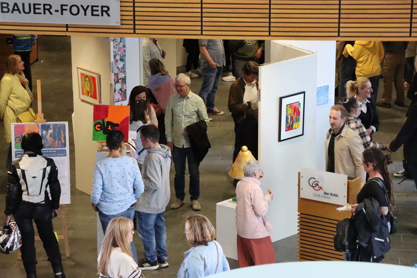 Reges Interesse fand die Eröffnung der Ausstellung „Ich - mittendrin“ im Landratsamt. Foto: Kreisverwaltung