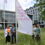 Flagge für Vielfalt zeigten am Dienstag Erster Kreisbeigeordneter Adil Oyan (Zweiter von links) sowie (von rechts) Ivan Garofalo, Sedef Yıldız und Sarah Müller vom Büro für Integration des Kreises. Foto: Kreis Groß-Gerau