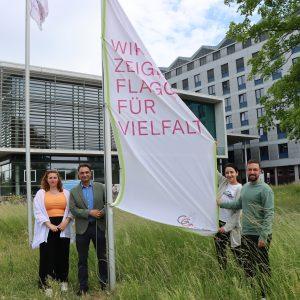 Flagge für Vielfalt zeigten am Dienstag Erster Kreisbeigeordneter Adil Oyan (Zweiter von links) sowie (von rechts) Ivan Garofalo, Sedef Yıldız und Sarah Müller vom Büro für Integration des Kreises. Foto: Kreis Groß-Gerau