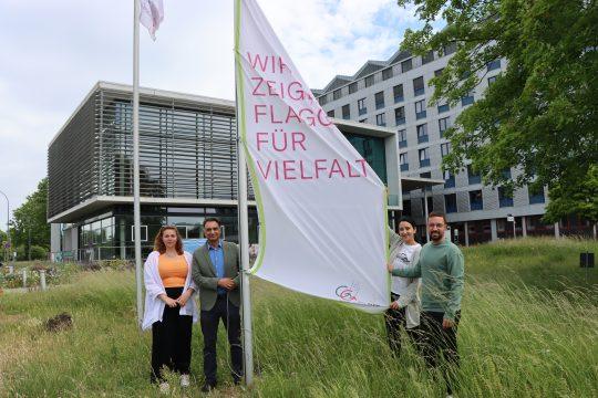 Flagge für Vielfalt zeigten am Dienstag Erster Kreisbeigeordneter Adil Oyan (Zweiter von links) sowie (von rechts) Ivan Garofalo, Sedef Yıldız und Sarah Müller vom Büro für Integration des Kreises. Foto: Kreis Groß-Gerau