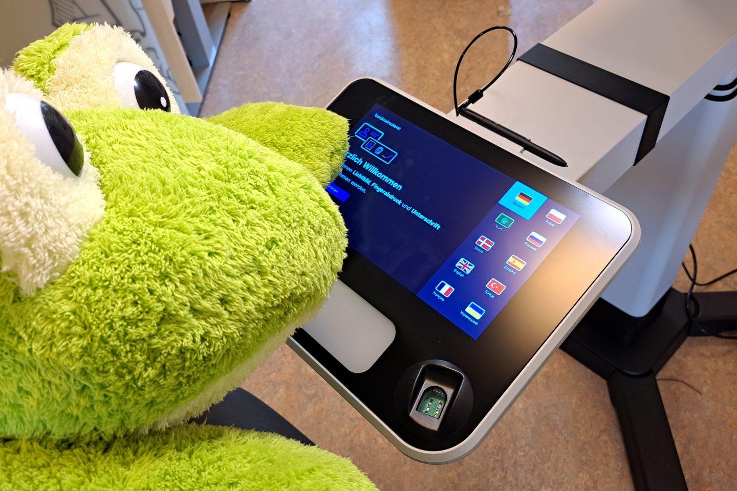 Bürgerbeteiligungsmaskottchen Babbel am Fotoautomaten. Foto: Stadt Griesheim