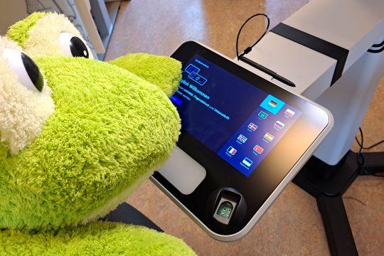 Bürgerbeteiligungsmaskottchen Babbel am Fotoautomaten. Foto: Stadt Griesheim