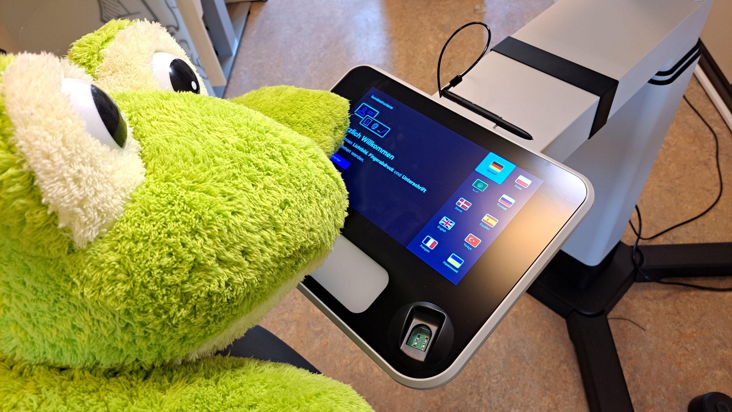 Bürgerbeteiligungsmaskottchen Babbel am Fotoautomaten. Foto: Stadt Griesheim