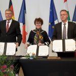 Auf dem Bild v.l.n.r.: Geza Krebs-Wetzl (Bürgermeister Griesheim), Martine Joly (Bürgermeisterin von Bar-le-Duc), Robert Téli (Bürgermeister von Gyönk)