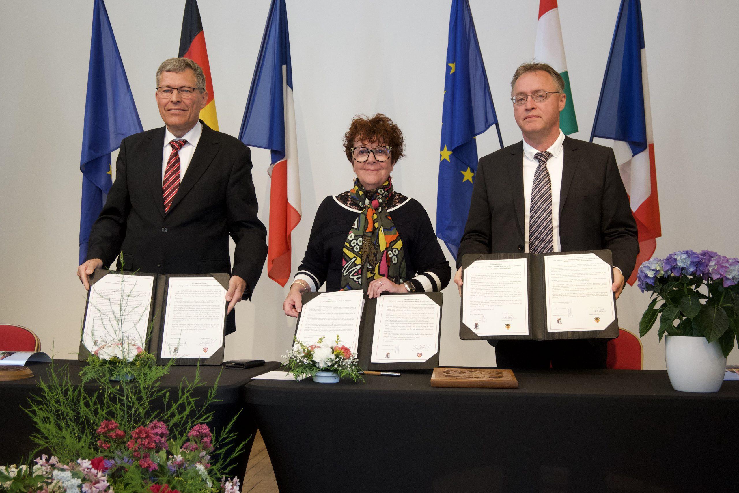 Auf dem Bild v.l.n.r.: Geza Krebs-Wetzl (Bürgermeister Griesheim), Martine Joly (Bürgermeisterin von Bar-le-Duc), Robert Téli (Bürgermeister von Gyönk)
