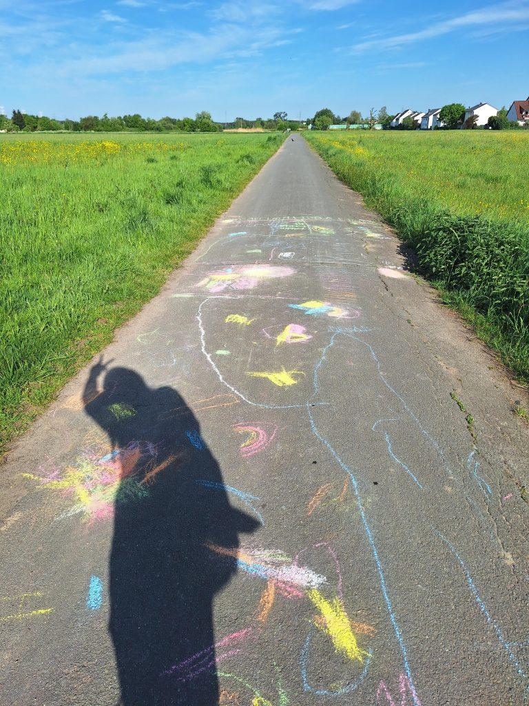 Schatten auf mit Kreide bemaltem Asphalt