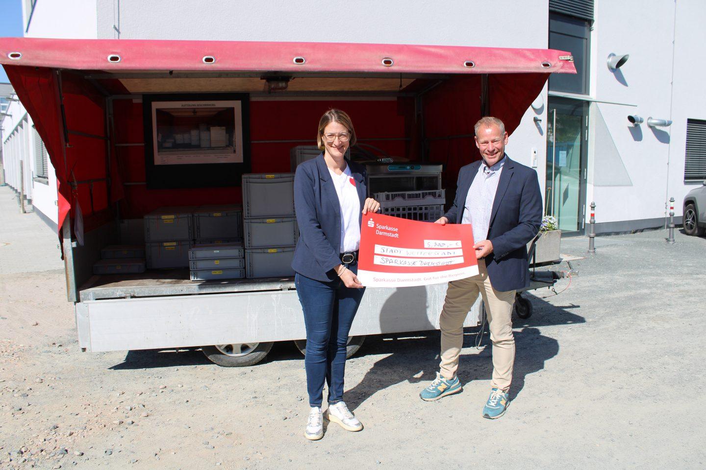 Spülmobil - Ralf Möller und Anke Busch von der Sparkasse Darmstadt vor der neuen Maschine