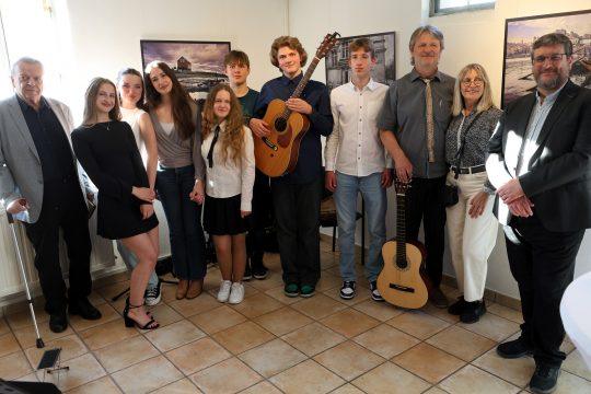 Der Vorsitzende der Freunde von Tauragė, Klaus Minter (links) und Kulturbüroleiter Marco Hardy umrahmen Schülerinnen und Schüler sowie Lehrpersonen des Privaten Litauischen Gymnasiums aus Hüttenfeld. Foto: Pressestelle Riedstadt