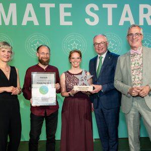 Bei der Preisverleihung umrahmen Elke Kastner, Geschäftsführerin des Klimabündnis Österreich und Dr. Stephan Pernkopf, Stellvertreter der Landeshauptfrau Niederösrerreichs sowie Andreas Wolter Bürgermeister von Köln und Vorstandsvorsitzender Klima-Bündnis Europa (rechts) Benjamin Krick und Sandra Seums von der Büchnerstadt Riedstadt. Foto: Braun & Nolz Media