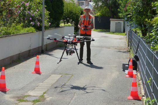 Marcel Dogotari von der Justus-Liebig-Universität Gießen startet die Drohne. Archivfoto: Stadt Riedstadt