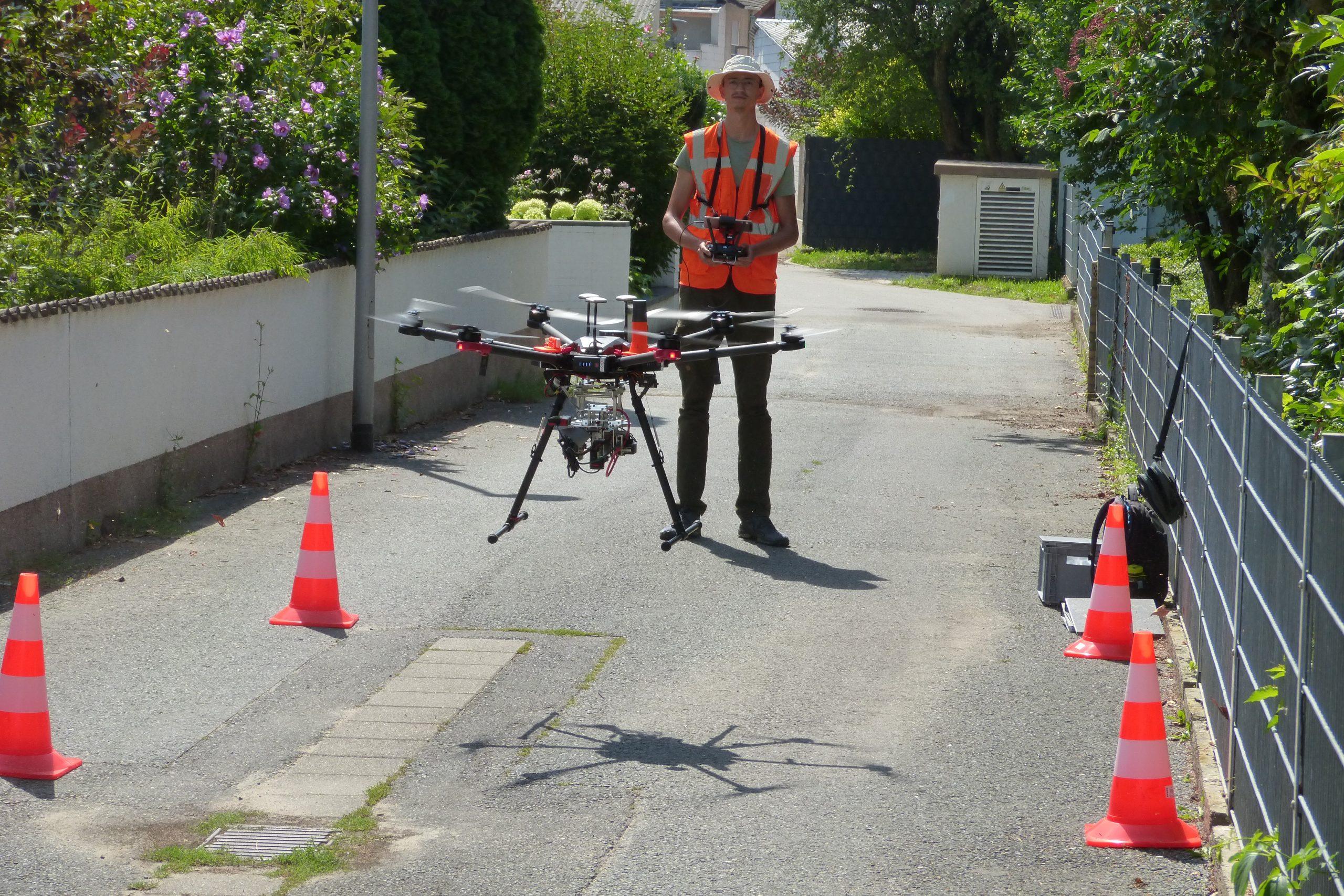 Marcel Dogotari von der Justus-Liebig-Universität Gießen startet die Drohne. Archivfoto: Stadt Riedstadt